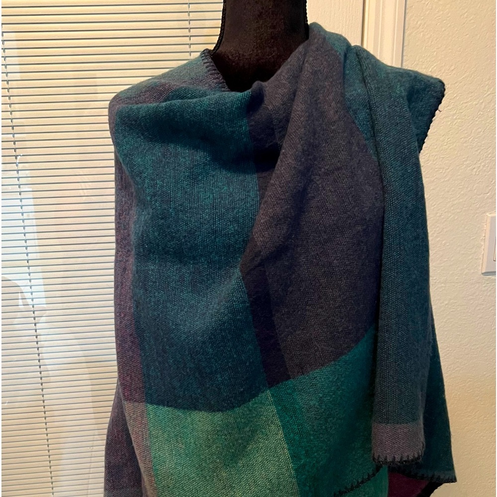 Knit sweater wrap in color block print